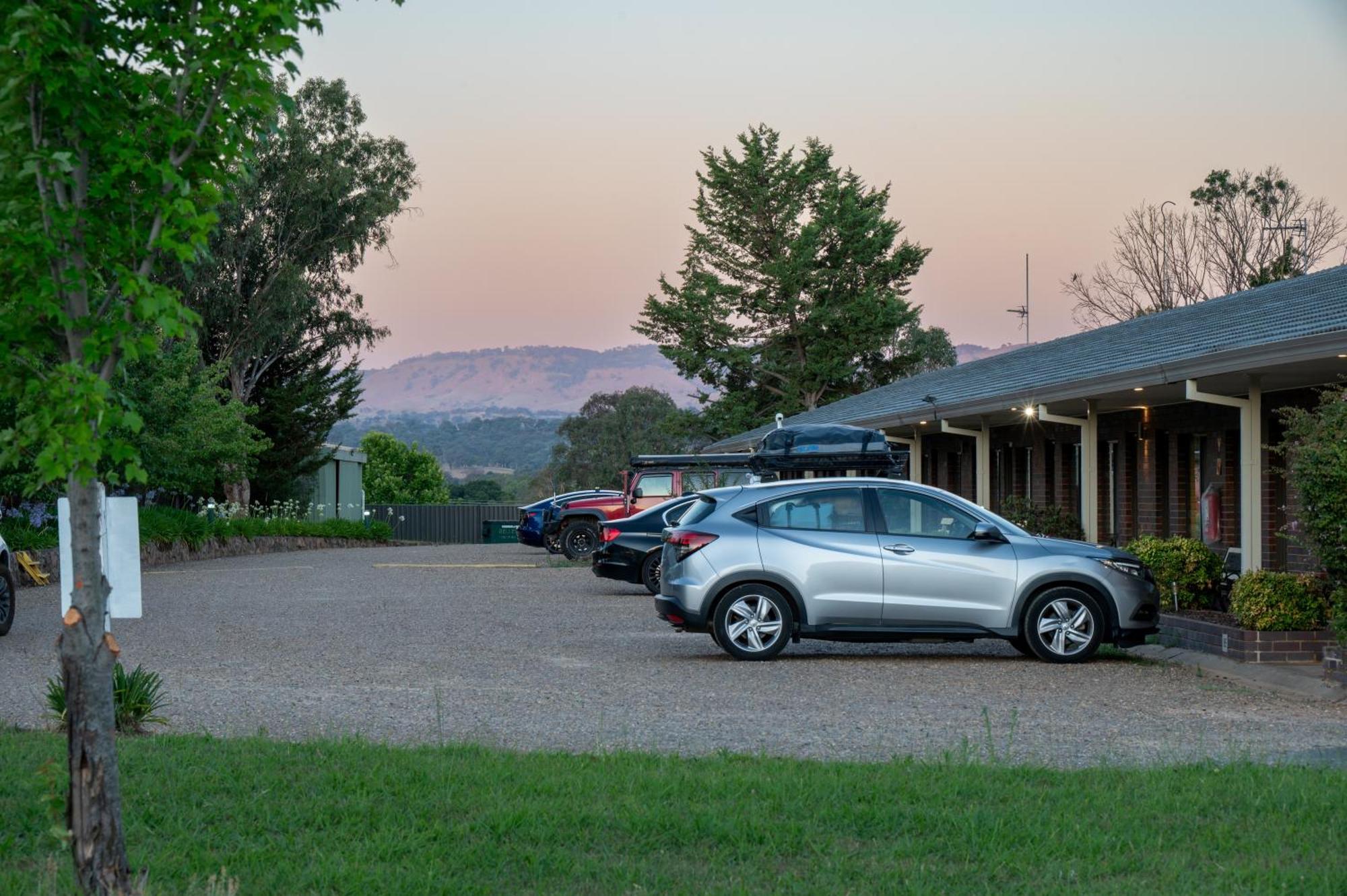 Tumut Valley Motel Pet Friendly Exterior foto