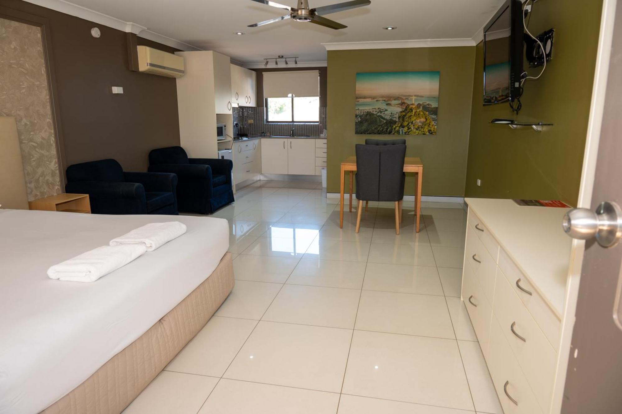 Tumut Valley Motel Pet Friendly Exterior foto